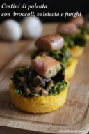 Cestini di polenta con broccoli, salsiccia e funghi