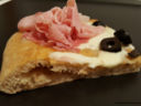 Pizza semintegrale con prosciutto cotto, olive e crescenza