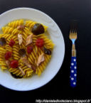 Fusillone giallo con sgombro, pomodorini confit e foglie di cappero in olio d'oliva