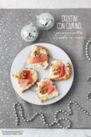 Crostini con caprino, prosciutto crudo e noci