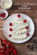 Albero di Natale di piadina con cioccolato bianco, panna e lamponi