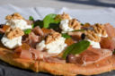 Focaccia Gourmet: Prosciutto, Ricotta, Olive Taggiasche e Salsa di Fichi