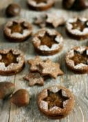 Biscotti di farina di castagne e cacao con confettura di fichi