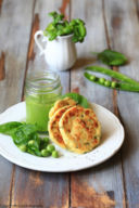 Frittelle di ricotta e basilico e dip di piselli