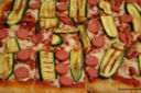 Pizza semintegrale con zucchine, mozzarella e wurstel