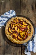 Galette con pesche e basilico