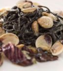 TAGLIOLINI AL NERO DI SEPPIA CON VONGOLE VERACI