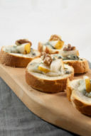 Crostini caldi con pere, gorgonzola, noci e rosmarino