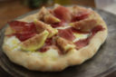 Pizza al piatto con burrata, fichi e prosciutto