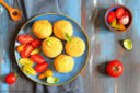 Arancine di riso con piselli e asparagi