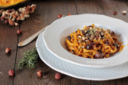 Tagliatelle di farro con zucca, funghi e nocciole