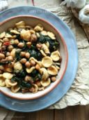 Orecchiette con ceci, erbette e salsiccia