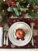 Piccole mele segnaposto per una calda tavola natalizia