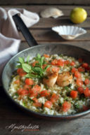 Risotto al pesto di melissa, capesante e pomodoro fresco