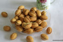 Noci dolci ripiene con crema alle noci