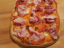 Pizza con speck cotto e mozzarella