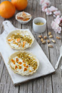 Crostatine di piadina con ricotta, arancia e pistacchi