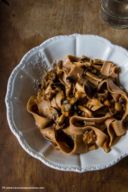 Pappardelle di farina di castagne con funghi e salsiccia