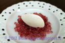 Quenelles cocco e cioccolato bianco effetto velluto su perle di sciroppo di lamponi