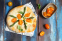 Pizza con fiordilatte, asparagi e pomodorini