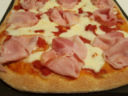 Pizza semintegrale con prosciutto, mozzarella e lievito madre