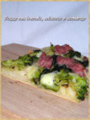 Pizza con broccoli, salsiccia e scamorza