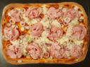 Pizza con taleggio, mortadella e cipollotto