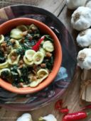 Orecchiette con cavolo nero, acciughe, briciole tostate e pecorino