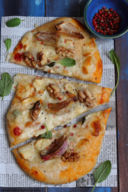 Pizza bianca con gorgonzola, cipollotti e noci