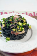 Spaghetti al nero di seppia con panna, pesce spada e zucchine