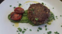 Burger vegan di quinoa rossa con salsa di rucola e pomodorini confit