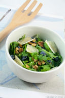 Insalata di rucola, mirtilli, grana e noci