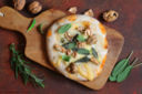 Pizzette con gorgonzola, scamorza e salvia