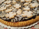 Crostata con confettura di ciliegie e lamelle di mandorle