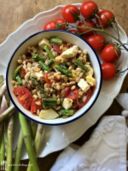 Farro in insalata con asparagi, uova, quartirolo e pomodorini