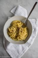 15 minuti in cucina: spaghettoni cipolle, mele, acciughe e curry