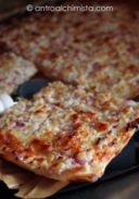 Pizza Bianca con Ricotta, Salsiccia e Cipolla Rossa