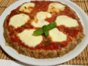 Pizza simile a margherita con misto di carne tritata