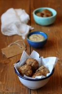 Polpettine di pane integrale con olive e pinoli