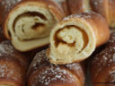 Cornetti di pan brioche con crema alle mandorle