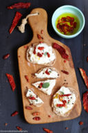 Crostini con stracciatella e pomodori secchi