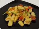 Gnocchi fatti in casa con zucchine, carote e pomodorini