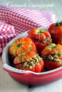 Pomodori ripieni di farro e zucchine al pesto
