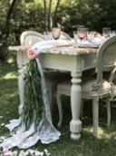 Una tavola romantica in giardino per festeggiare cose belle...