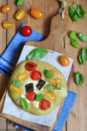 Pizza al pesto con pomodorini e melanzane