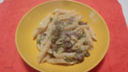 Penne Carbonare con piselli e salsiccia al pepe.