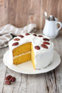 Carrot cake con frosting al formaggio e noci pecan