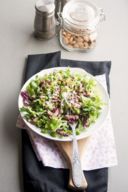 Insalata con misticanza, piselli, pancetta e mandorle