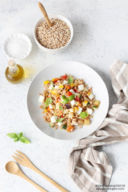Insalata fredda di farro con verdure e mozzarella