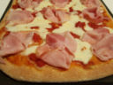 Pizza semintegrale con speck cotto e mozzarella